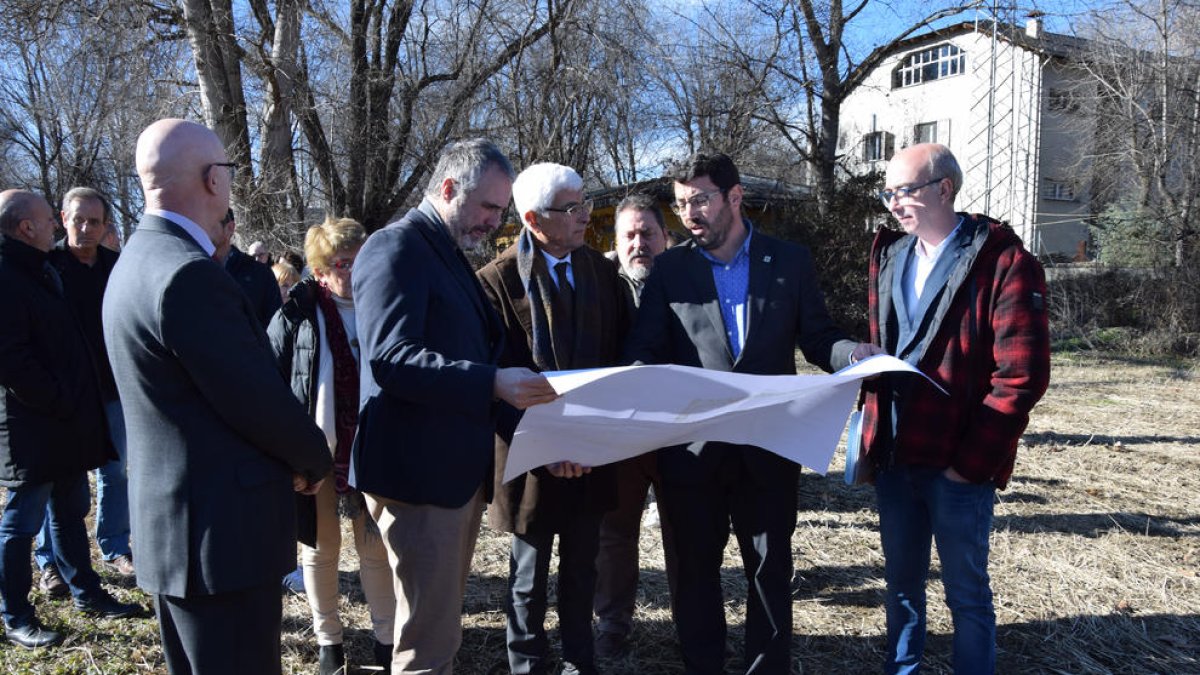 El conseller va visitar els terrenys del nou hospital amb l’alcalde i el vicealcalde de la Seu.
