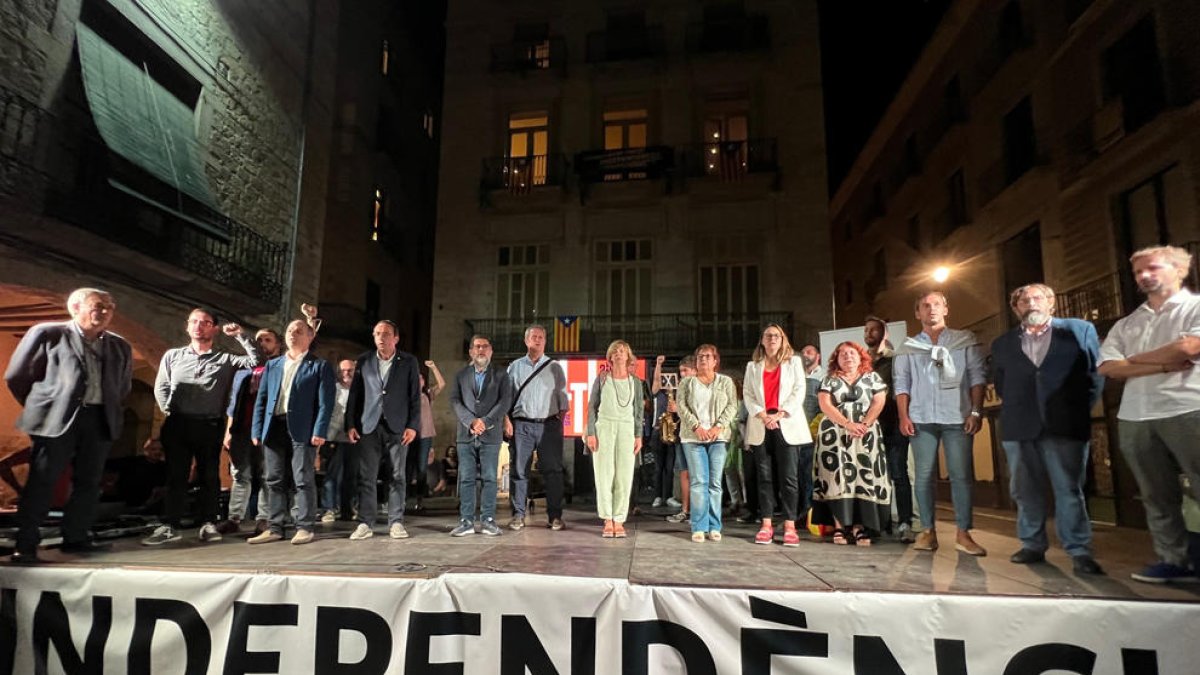 La plaça del Vi de Girona va reunir l’Executiu de l’1-O, els Jordis i els encausats pel referèndum.