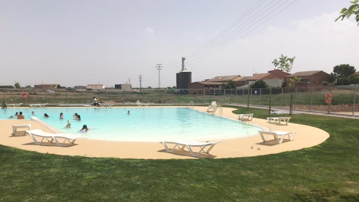 Los primeros bañistas ayer en las piscinas municipales de Bell-lloc d’Urgell. 