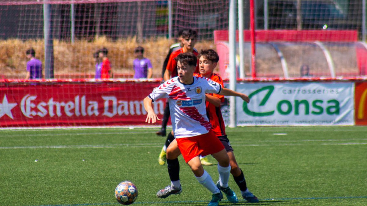 En la imagen, uno de los partidos del torneo President Ramon Farrús, de categoría cadete, disputado ayer en el campo del Atlètic Segre.