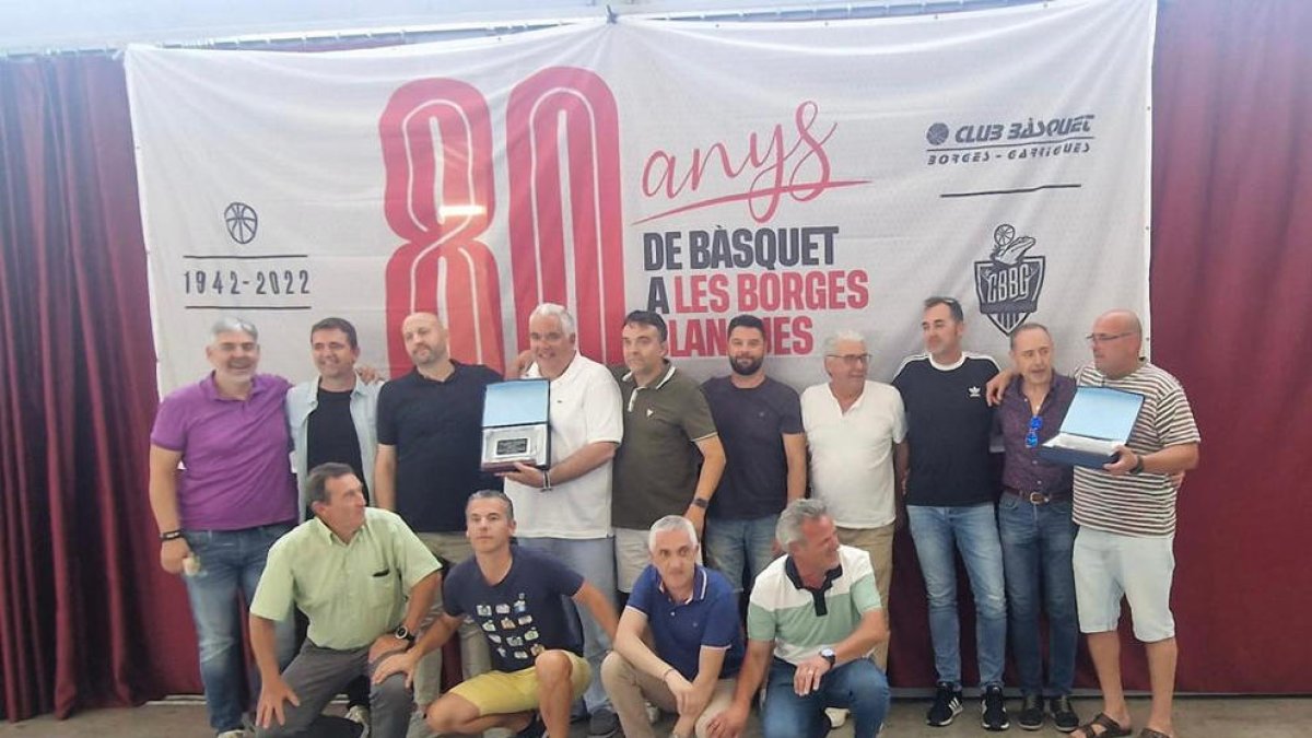 Un grupo de personas vinculadas al baloncesto de Les Borges Blanques durante uno de los actos.