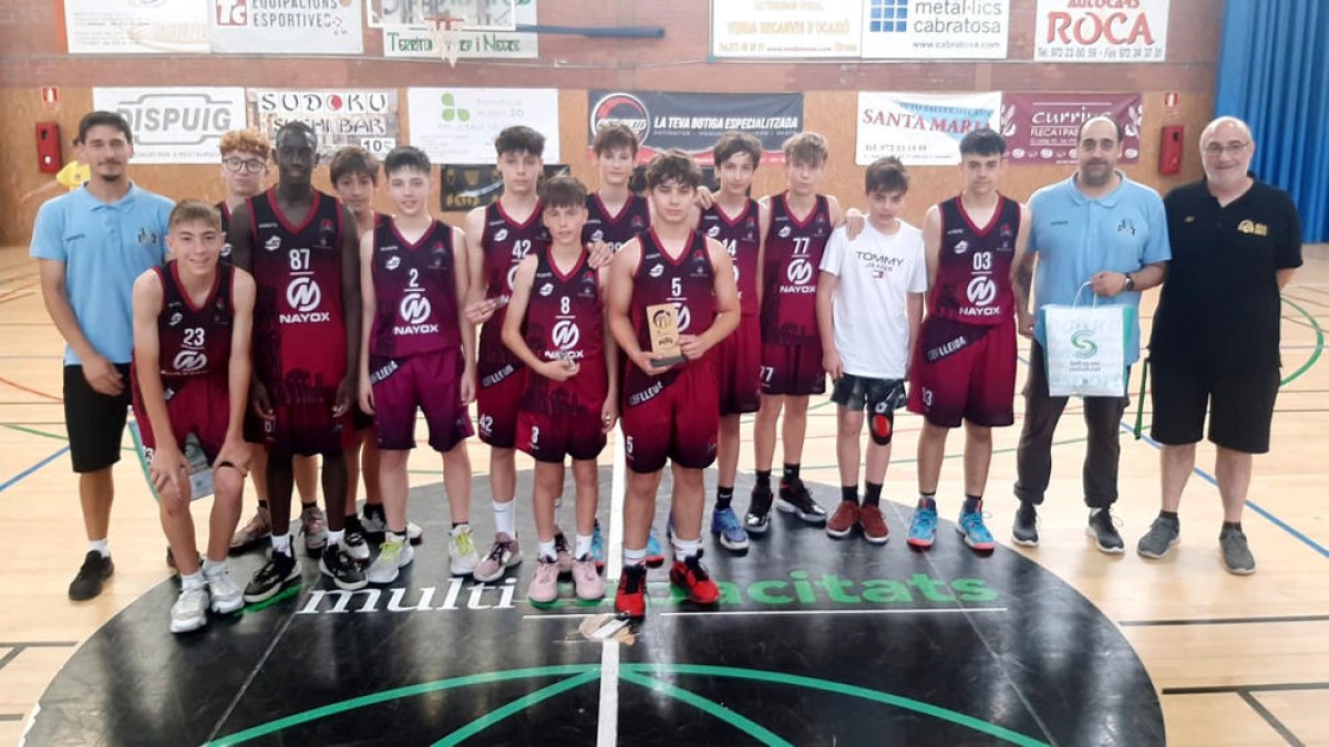 Els components de l’infantil del CBF Lleida posen amb el trofeu del Campionat de Catalunya.