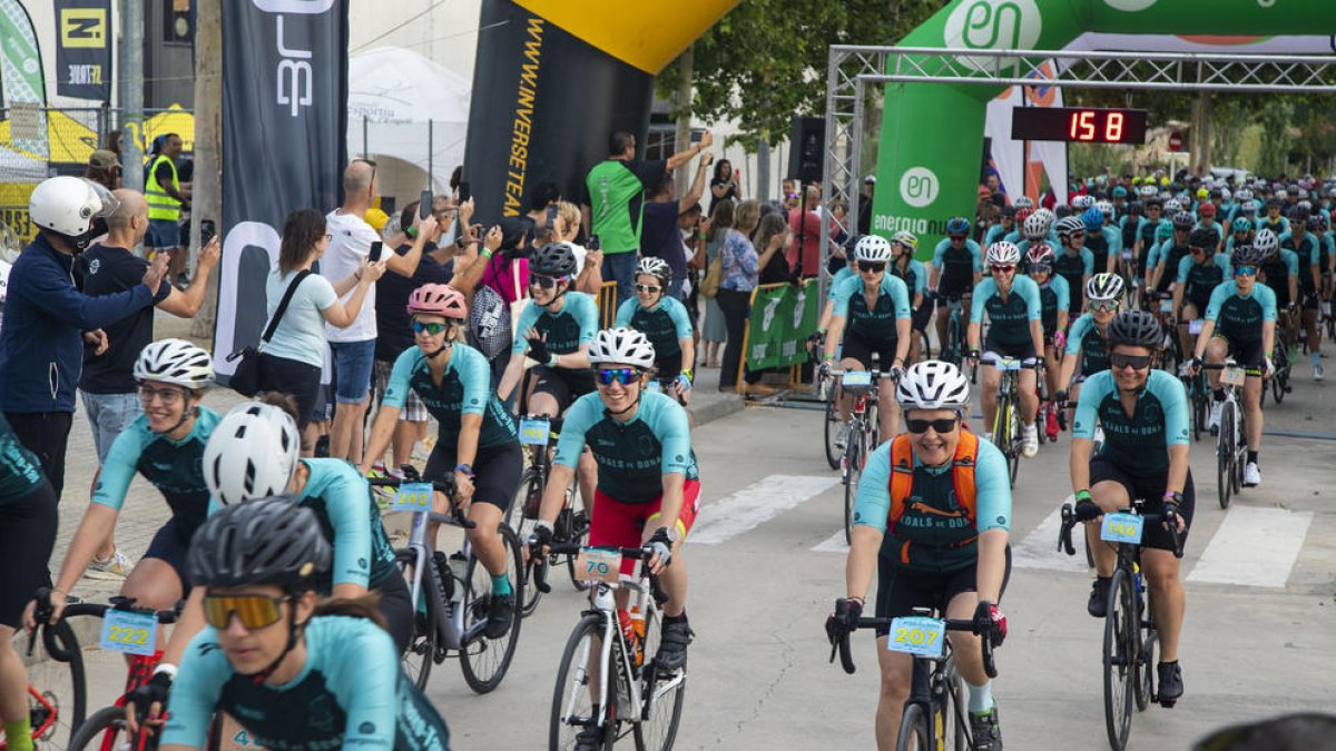 El moment de la sortida de la Pedals de Dona, que va comptar aquest any amb unes 300 ciclistes de Catalunya, Andorra i València