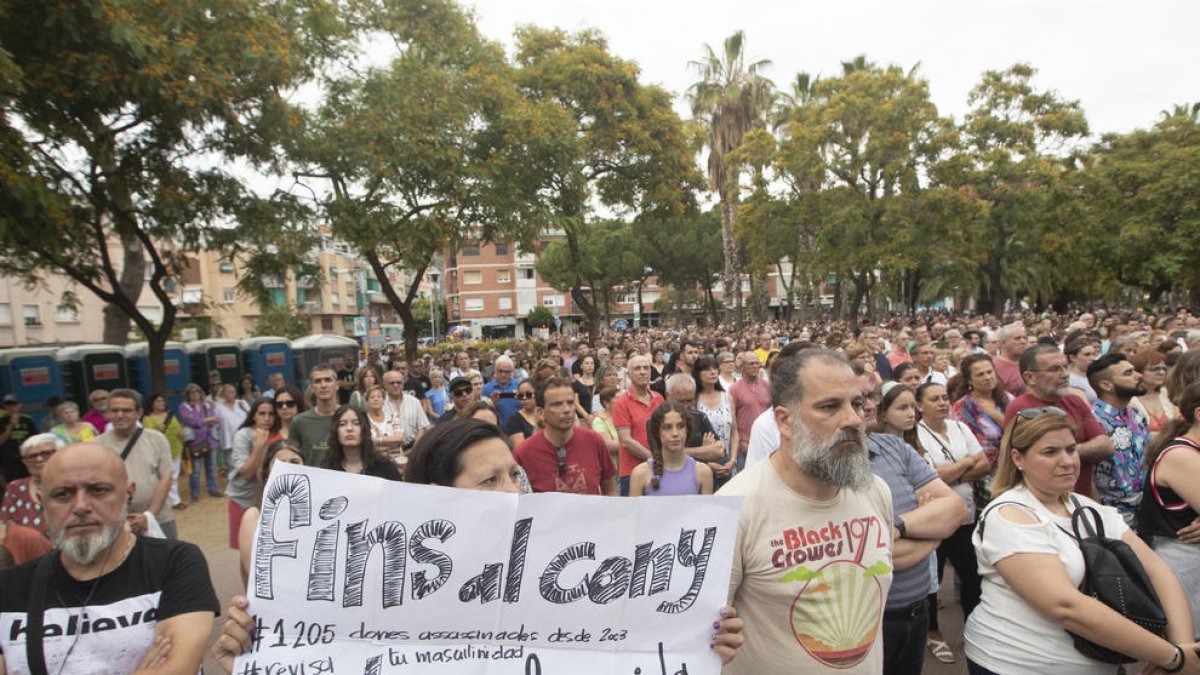 Cientos de personas salieron a la calle en Cornellà ayer contra la violencia de género. 