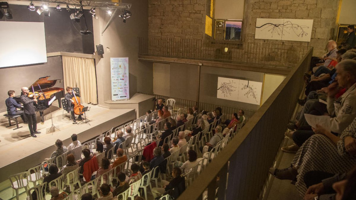 La sala del castell de Concabella ha estat remodelada per millorar l’acústica i augmentar l’aforament.