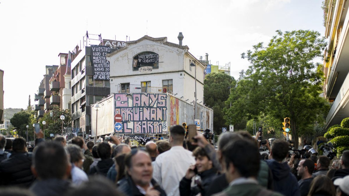 Manifestantes antiokupas frente a las fincas de la Ruïna y el Kubo.