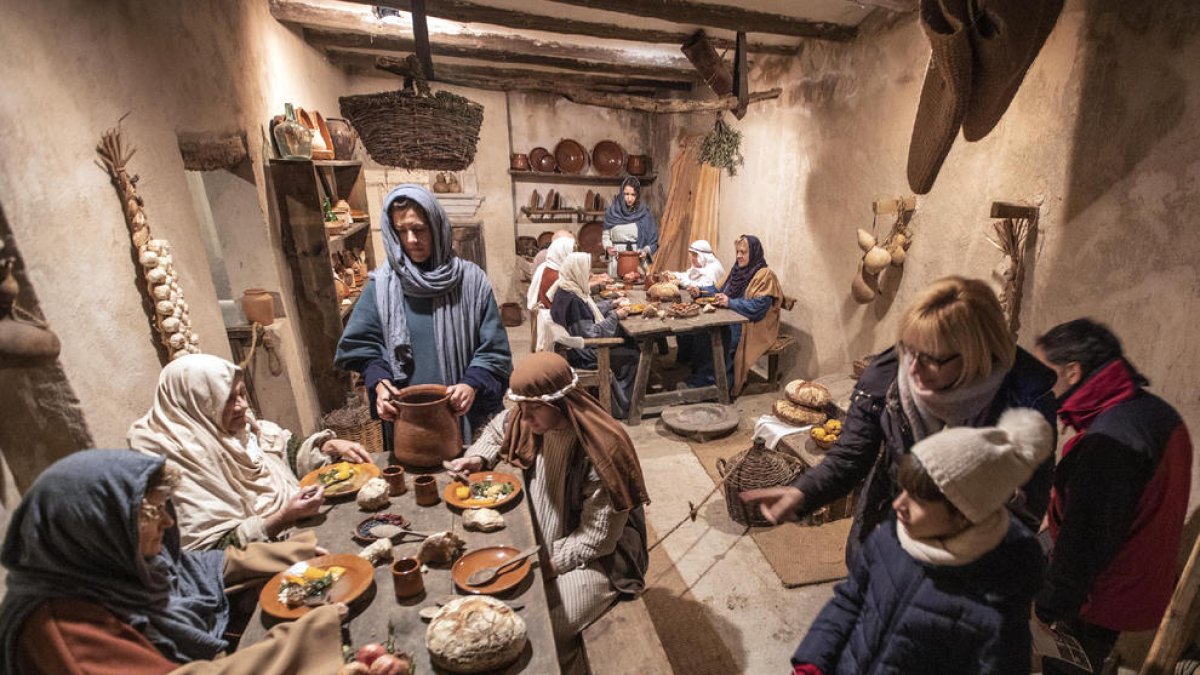 L’hostal, una de les composicions coloristes amb més figurants de l’obra de Sant Guim.