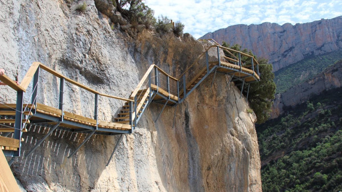 Las nuevas escaleras de acceso a Mont-rebei desde Viacamp. 