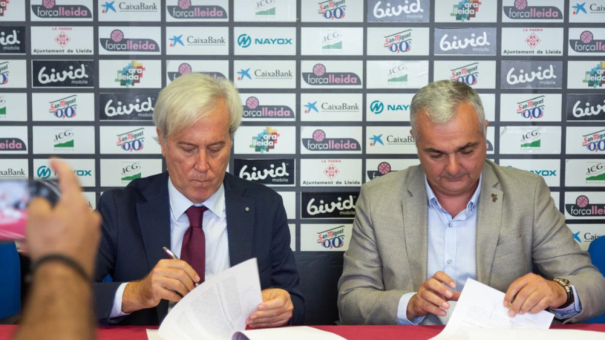 Josep Cubells y Albert Aliaga, firmando ayer el convenio.