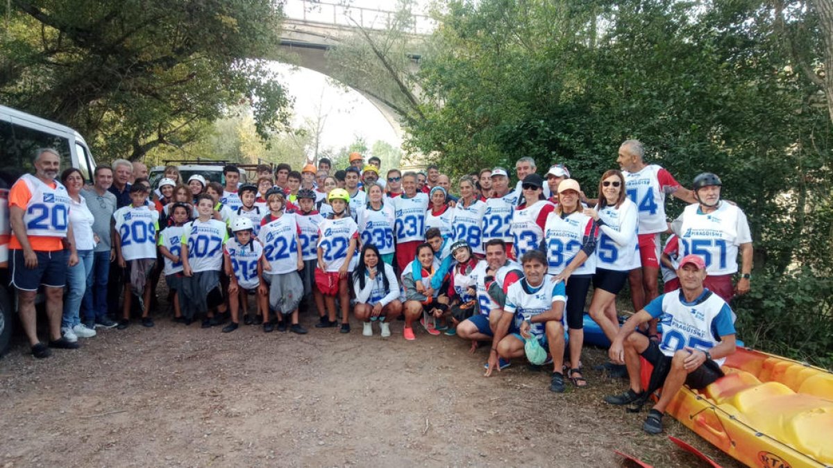 Foto de familia de algunos de los palistas que tomaron parte el domingo en el popular descenso por el río Segre.