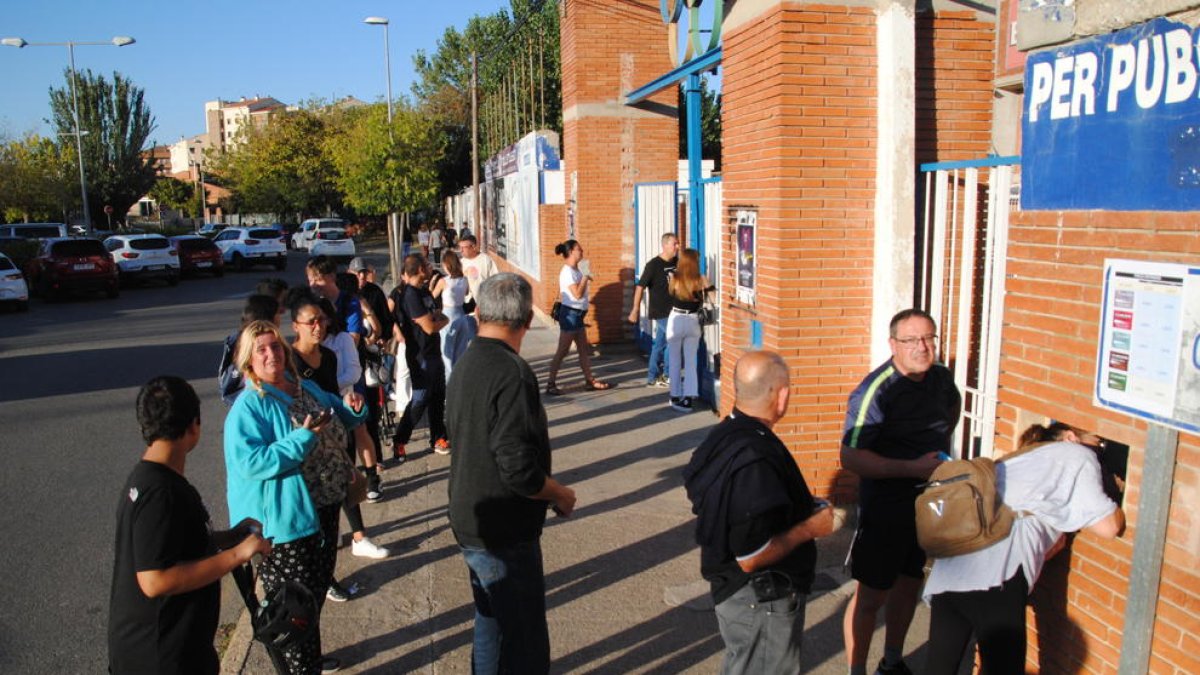 Aficionados retirando entradas para el partido el pasado viernes.