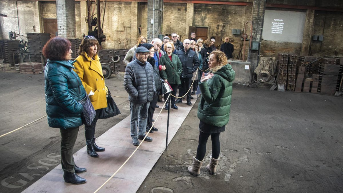 Més d’una vintena de persones van participar en la visita al museu a la capital de l’Urgell.