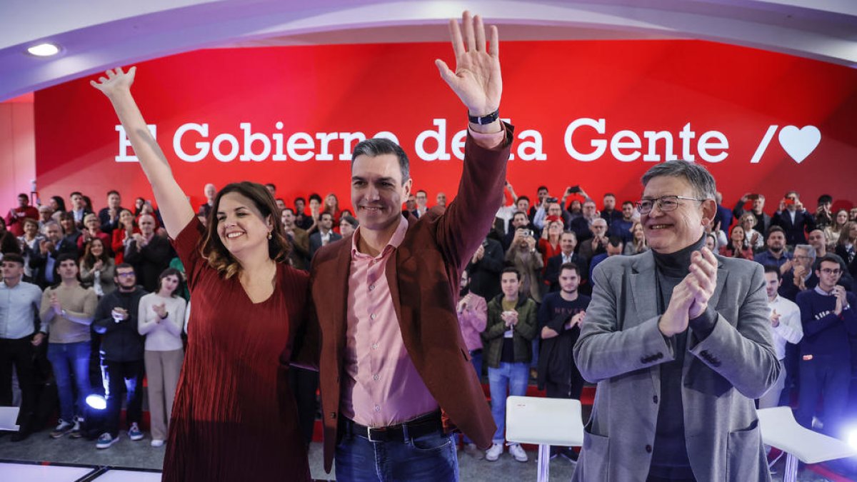 Pedro Sánchez, amb el president de la Generalitat Valenciana, Ximo Puig, i la candidata socialista a l’alcaldia de València, Sandra Gómez.