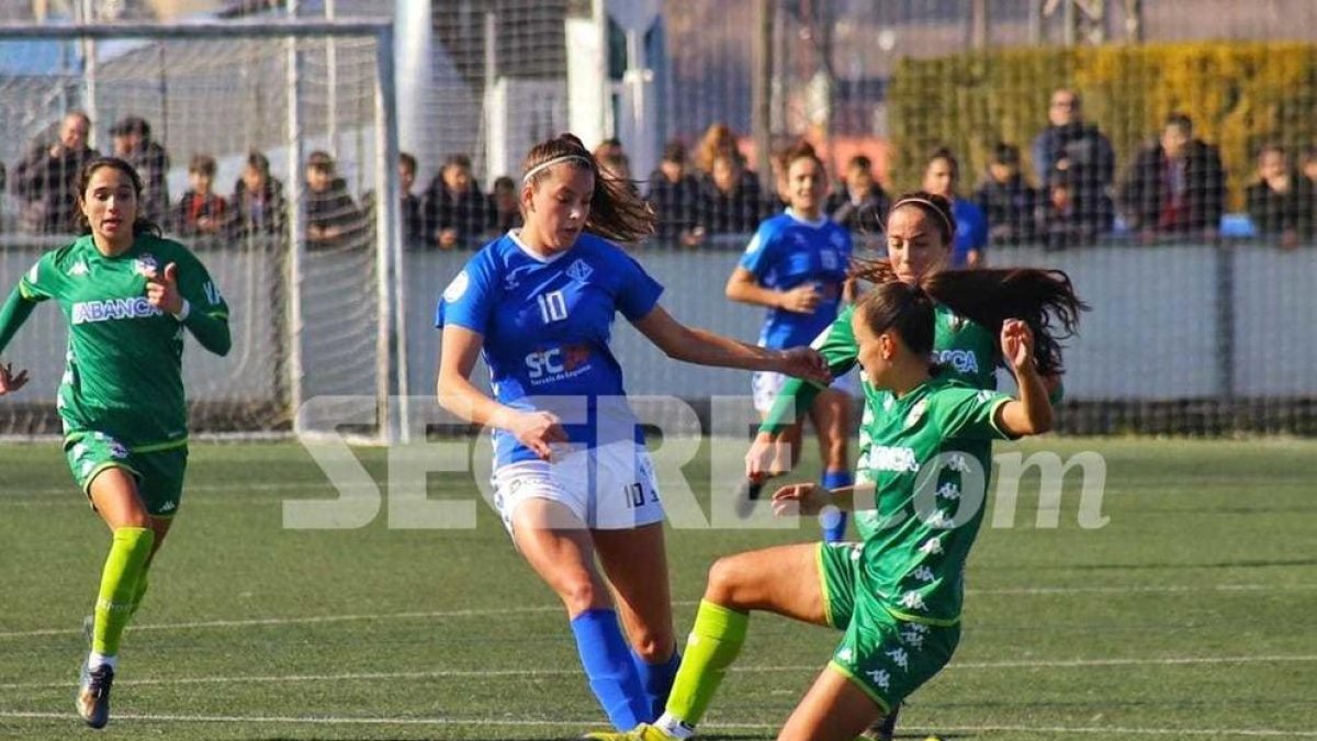 Andrea Gómez evita una entrada d'una jugadora del RCDeportivo