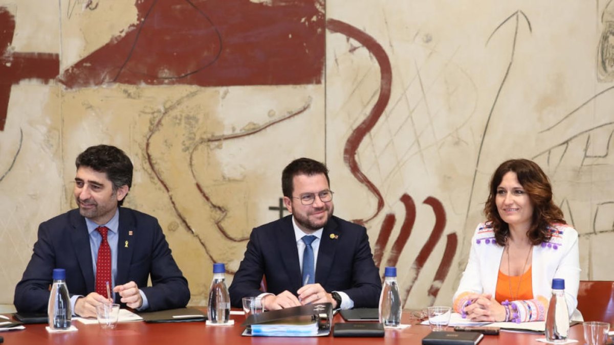 El president de la Generalitat, Pere Aragonès; el vicepresident, Jordi Puigneró; i la consellera Laura Vilagrà, durant una reunió del Consell Executiu del Govern.