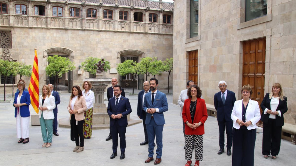 Fotografia de grup del nou Govern de la Generalitat al Pati dels Tarongers del Palau de la Generalitat, amb els nous consellers Anna Simó, Ester Capella i David Mascort.