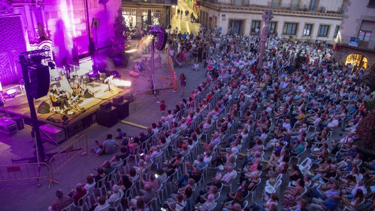 Més d’un miler de persones van assistir al concert en el qual Bonet va retre homenatge a Joan Fuster.