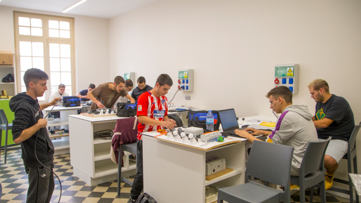 Una vintena d'alumnes de l'Escola del Treball de Lleida cursen el cicle d'Energies Renovables, una FP dual amb classes teòriques i pràctiques que inclou per primera vegada aquest any un mòdul que impulsa Endesa sobre línies elèctriques de baixa i mitjana tensió.