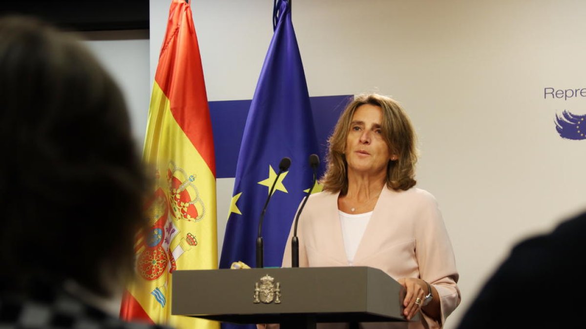 La ministra de Transición Ecológica del gobierno español, Teresa Ribera, durante la rueda de prensa posterior al consejo extraordinario de energía celebrado en Bruselas