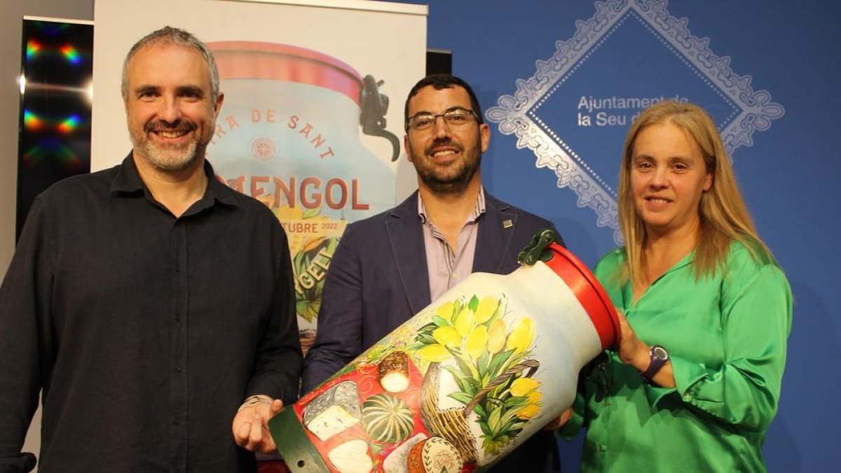 El alcalde de la Seu d'Urgell, Francesc Viaplana, la teniente de alcalde de Promoción Económica, Mireia Font, y el vicealcalde urgelense, Jordi Fàbrega, presentando la programación de la Feria de Sant Ermengol.