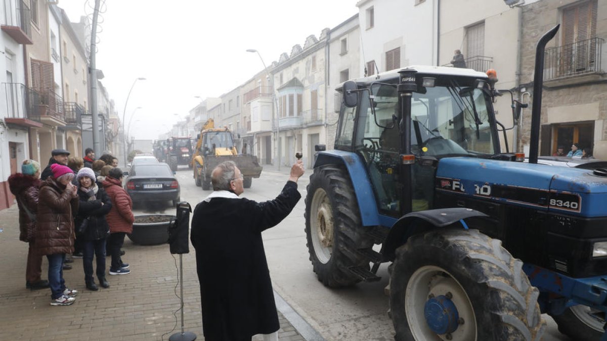 Tradicional benedicció de tractors ahir al matí a la celebració dels Tres Tombs a Vallfogona de Balaguer.