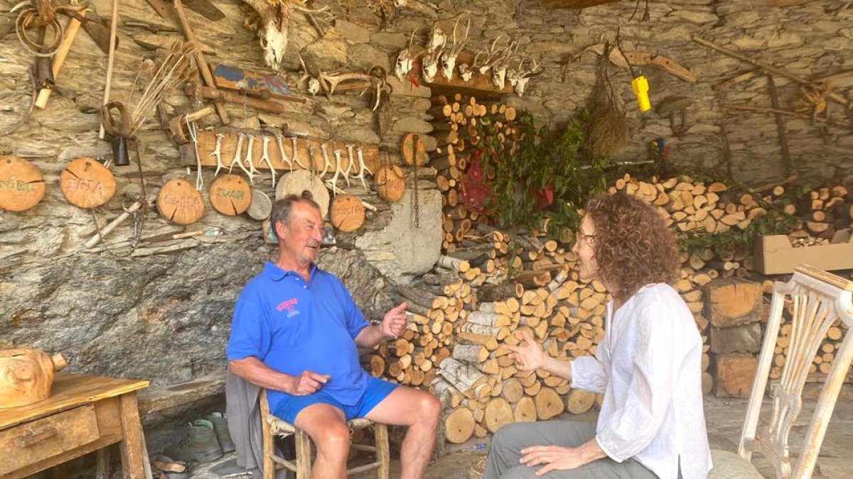 Pepito de casa Coté, uno de los protagonistas, charla con Laia Rissech en una casa de Farrera.