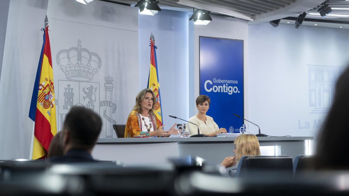 La vicepresidenta tercera y ministra para la Transición Ecológica y el Reto Demográfico, Teresa Ribera (izquierda), y la portavoz del Gobierno, Isabel Rodríguez, en la rueda de prensa posterior a la reunión del Consejo de Ministros.