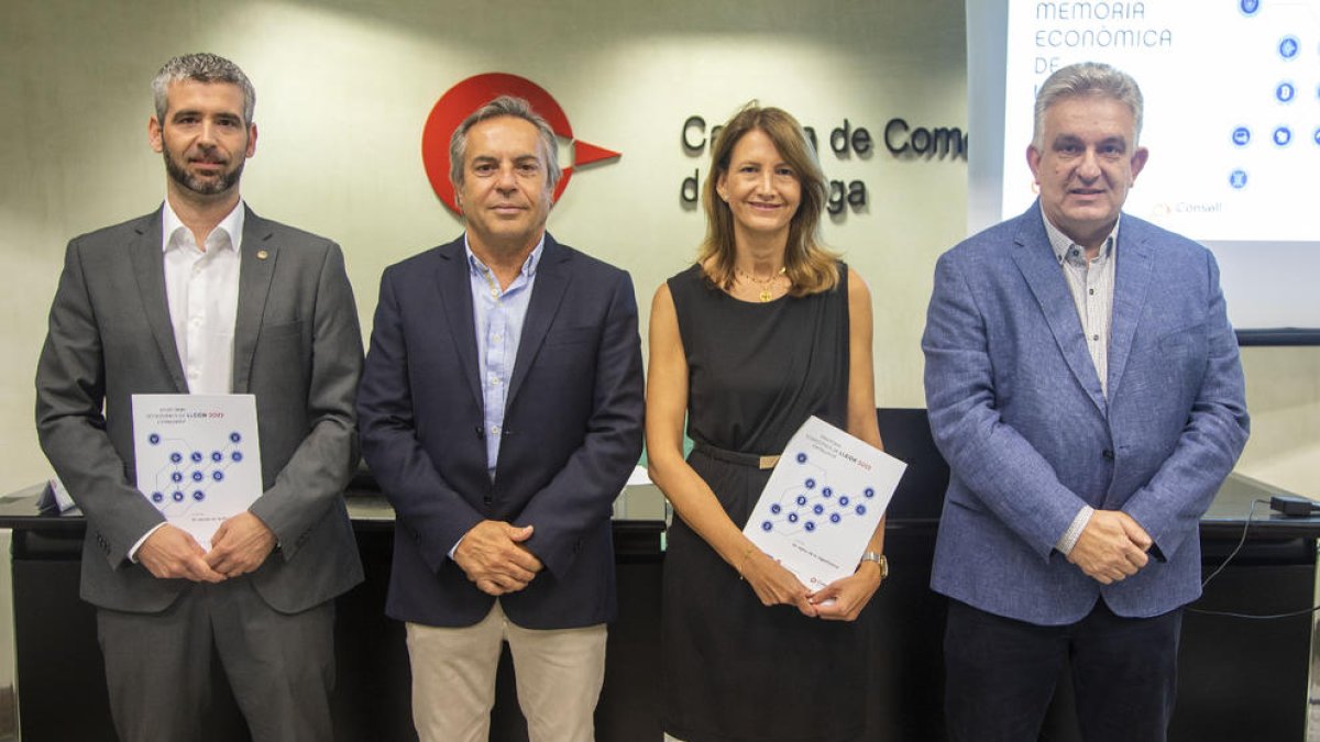 Els presidents de les cambres al costat dels responsables de l’informe en la presentació a Tàrrega.