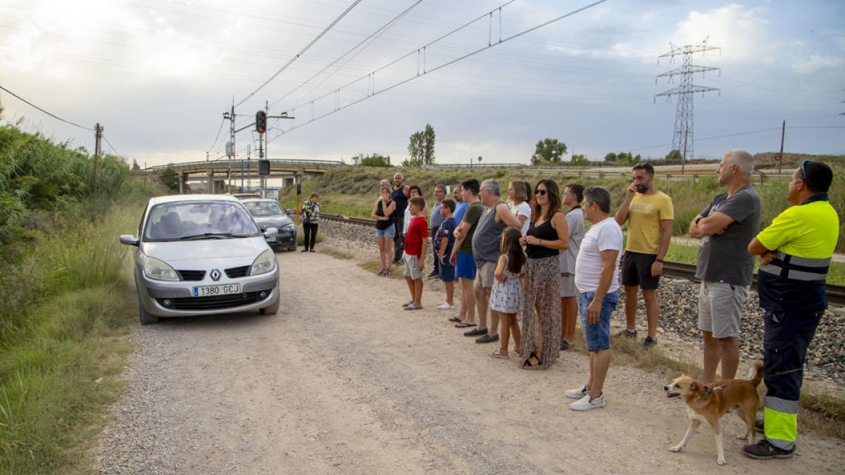 Veïns de la Femosa es van mobilitzar ahir per demanar més seguretat en aquest camí al costat de la via del tren.