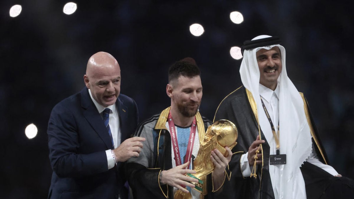 Messi levanta al cielo de Lusail su gran sueño, la Copa del Mundo