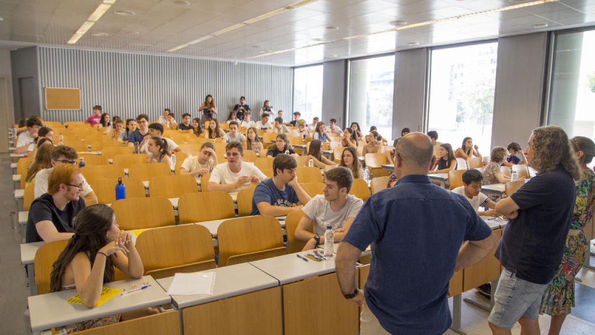 Alumnos en la UdL escuchando las instrucciones antes de iniciar las pruebas de selectividad.