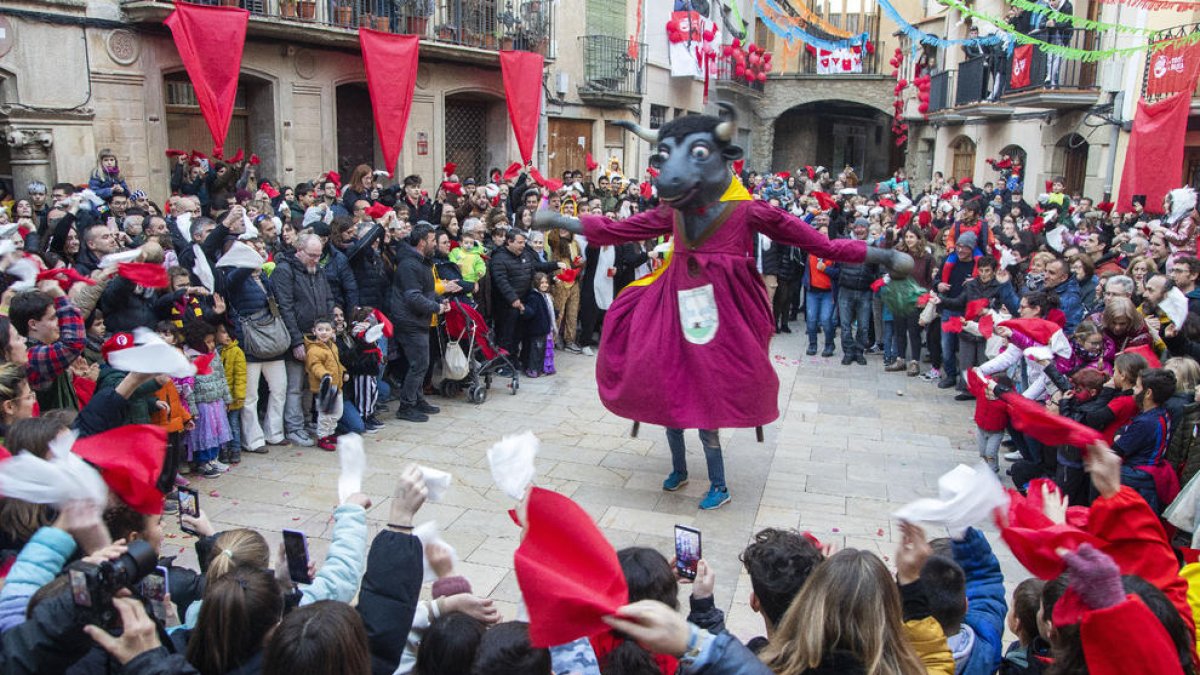 El Brau Constantí ballant amb tot el públic, que l’animava amb mocadors rojos i blancs.