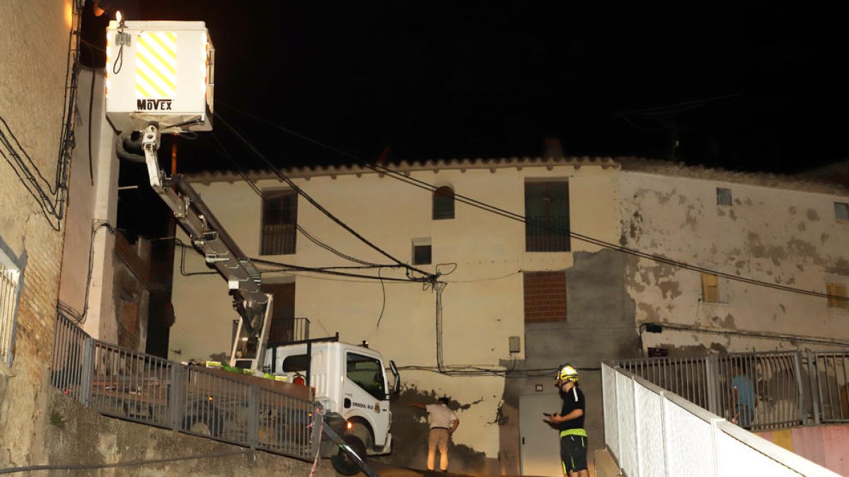 Tècnics de la companyia elèctrica ahir a la nit treballant a la zona afectada.