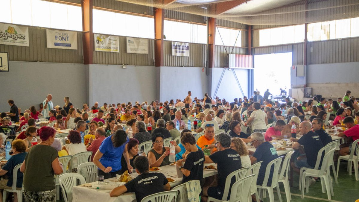 La comida popular de Maials reunió a centenares de vecinos en el pabellón para despedir seis días de festejos.