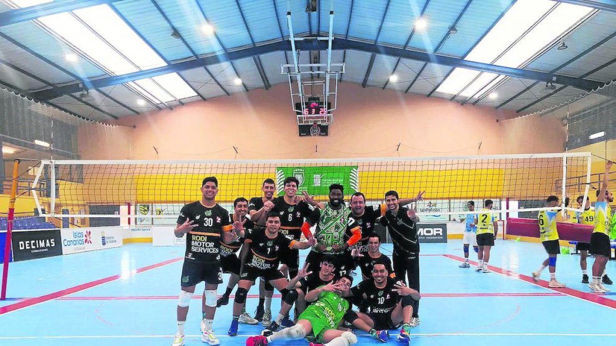 Los jugadores y el entrenador del Balàfia Vòlei celebrando ayer su victoria.