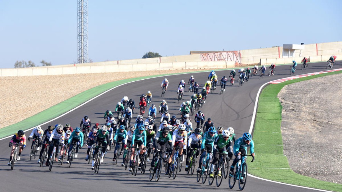 Els corredors, amb el gran grup estirat, durant el Criterium disputat ahir al Circuit d’Alcarràs.