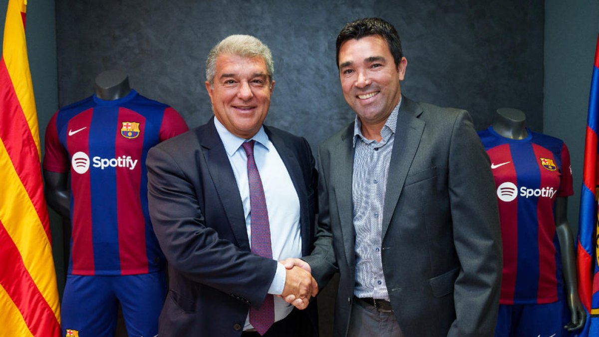 Joan Laporta y Deco, ayer durante la presentación del portugués como director deportivo.