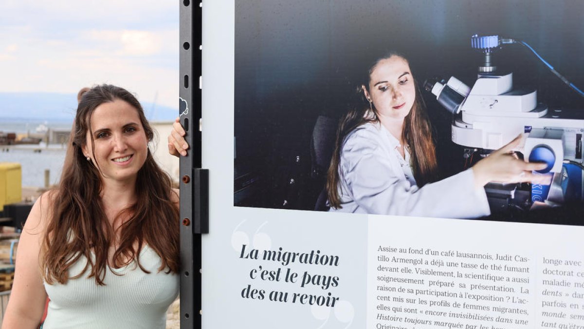 Judit Castillo Armengol, al costat de la fotografia sobre la seua experiència a l’exposició a Ginebra.
