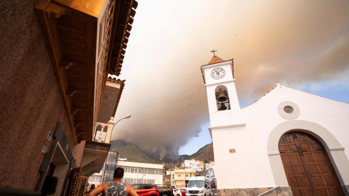 Vista de l’incendi des d’una població propera.