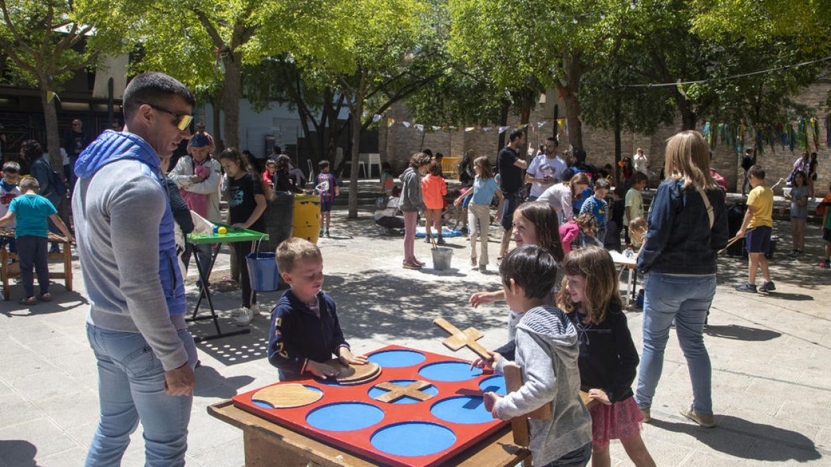 Jocs tradicional de gran format van prendre ahir la plaça de les Nacions sense Estat de Tàrrega.