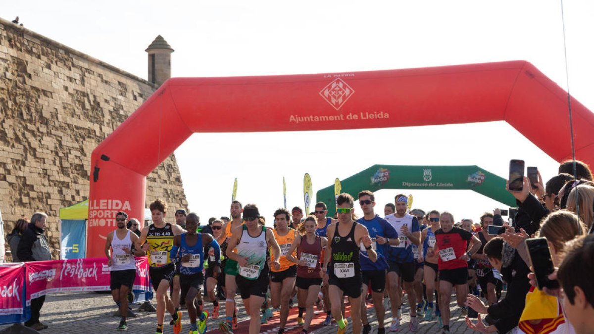 Un momento de la salida de la carrera, ayer en la Seu Vella.