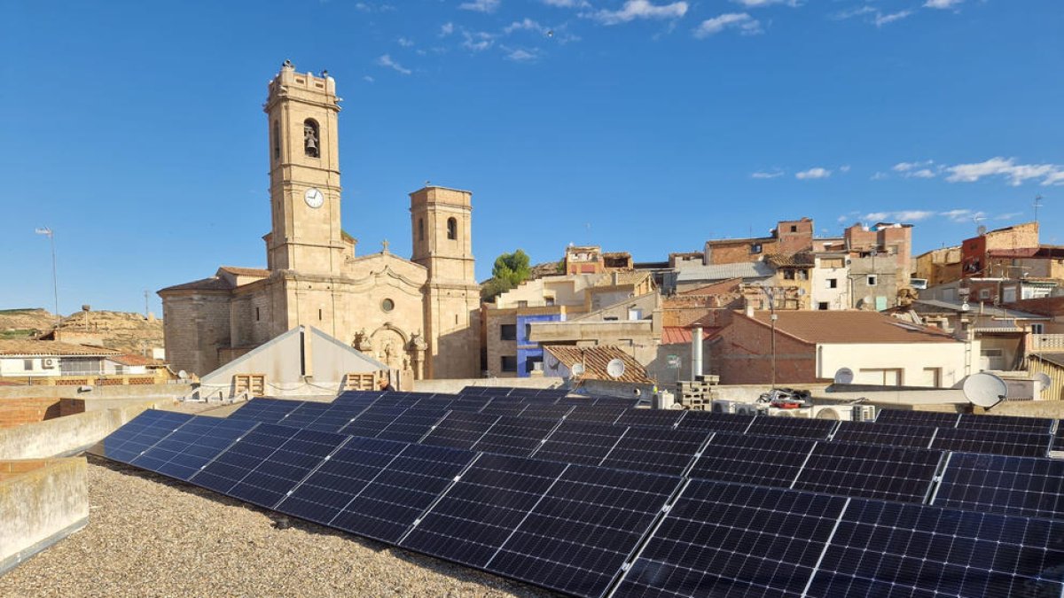 Les plaques que l’ajuntament ha instal·lat en un dels edificis públics.