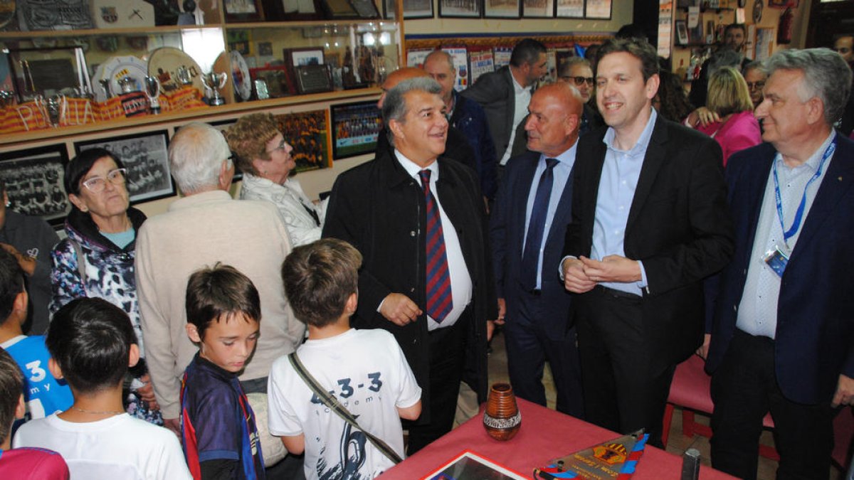 Laporta, al costat del directiu del Barça Josep Ignasi Macià i el president de la penya, Miquel Pascual.
