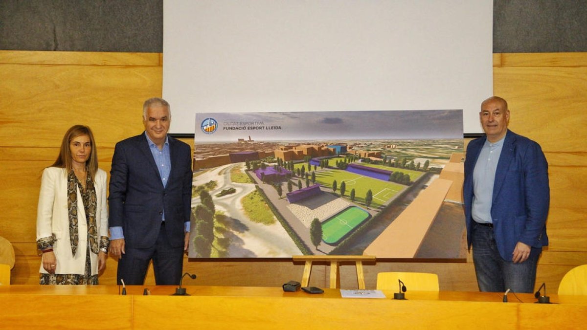 Marta i Luis Pereira, amb Vicente Javaloyes i el pla de la Ciutat Esportiva, prevista a Gardeny.