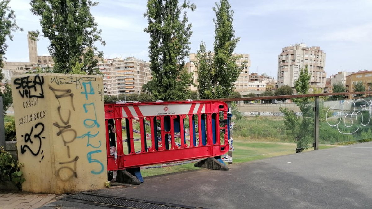 El lloc on falta el vidre a la passarel·la està protegit amb dos tanques de plàstic.