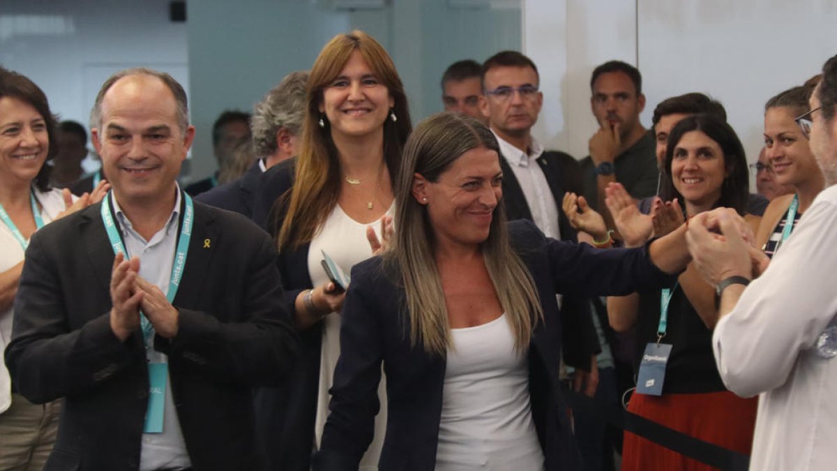 La candidata de Junts, Míriam Nogueras, acompañada de la presidenta del partido, Laura Borràs, y del secretario general, Jordi Turull, en una imagen de archivo.