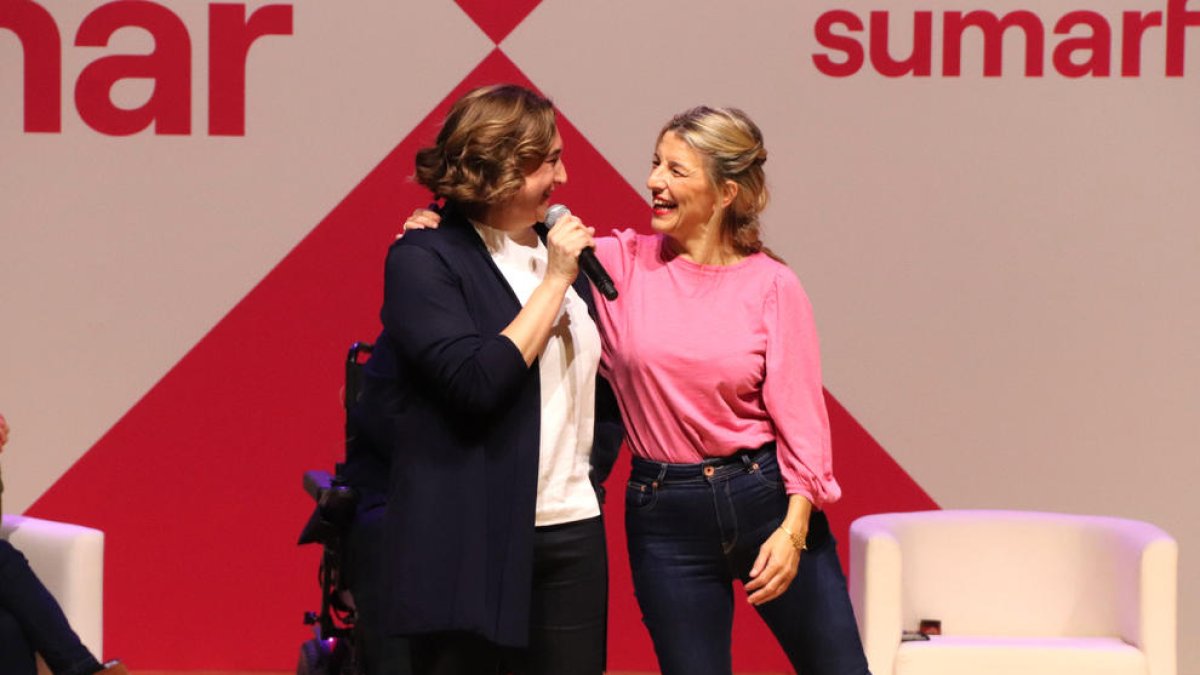 La alcaldesa de Barcelona, Ada Colau, y Yolanda Díaz, ayer en el mitin de Sumar en la Ciudad Condal.