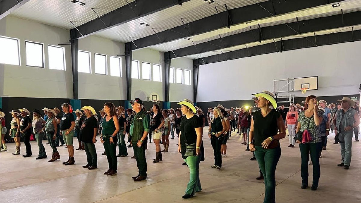 Una de les classes de ball country que es van impartir el primer dia del festival.