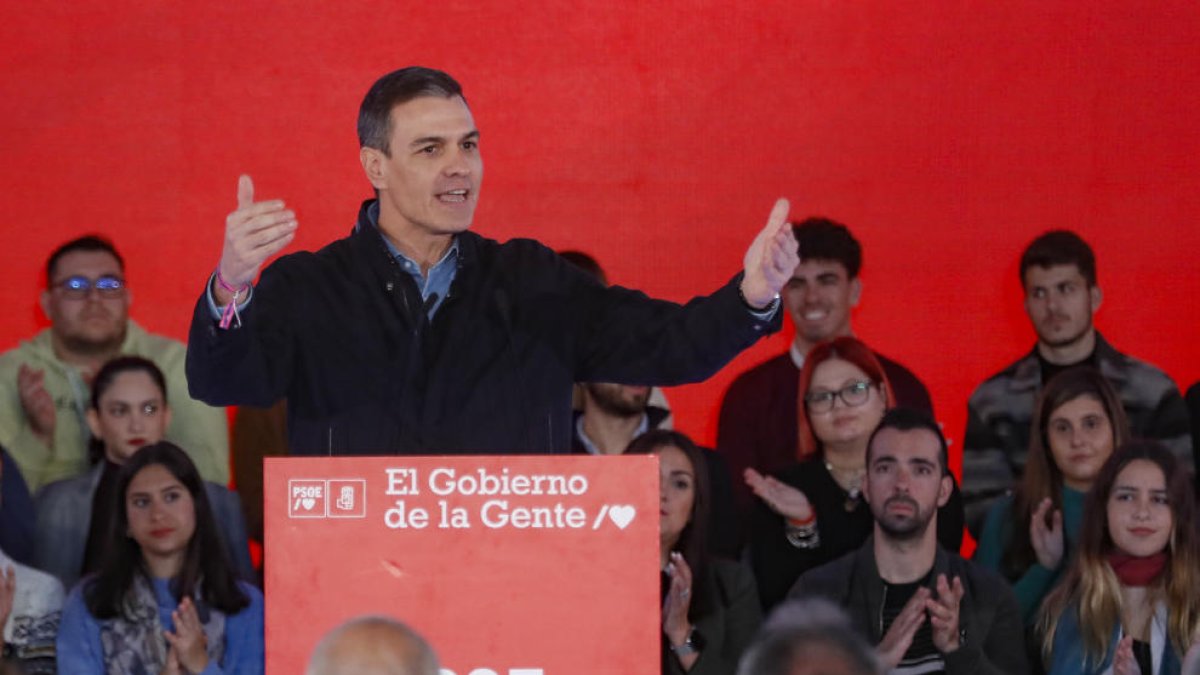 Pedro Sánchez durante un acto de precampaña en apoyo al actual alcalde de Sevilla.