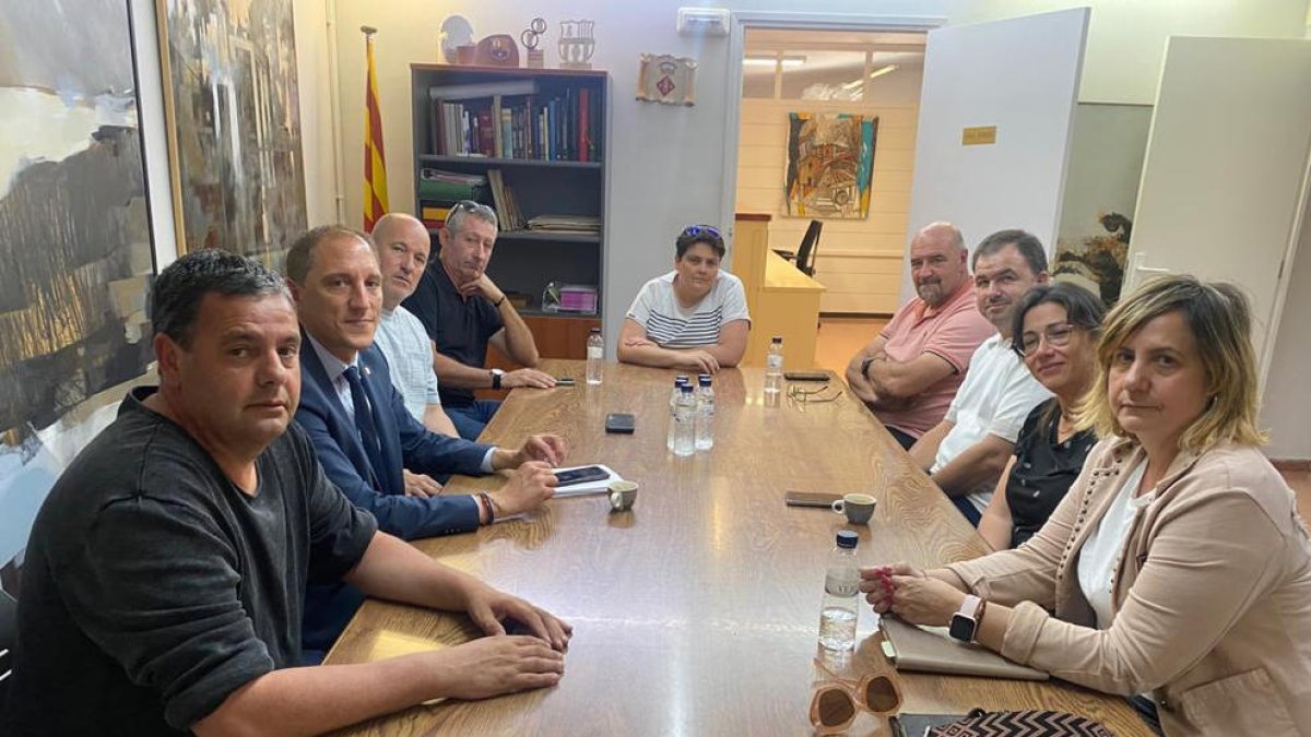 La reunió d’alcaldes i cooperatives amb el subdelegat.